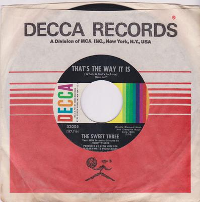 Sweet Three - That's The Way It Is (When A Girl's In Love) / Big Lovers Come In Small Packages - Decca 32005